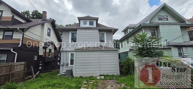 Building Photo - Beautiful 4 Bedroom 2 Bathroom in Kansas City!