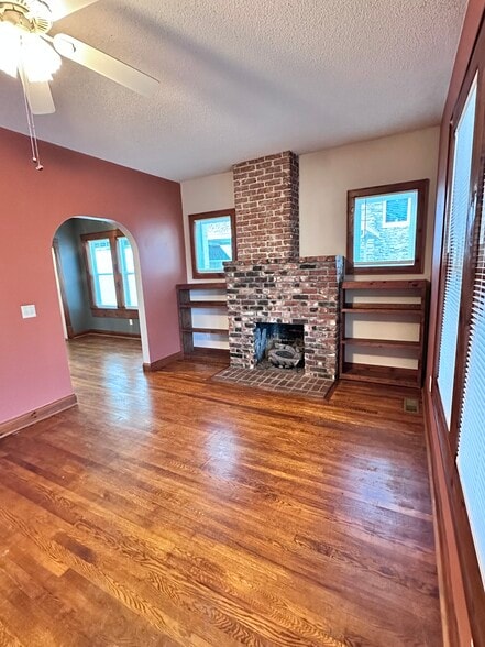 Building Photo - 923 E Hillcrest Dr