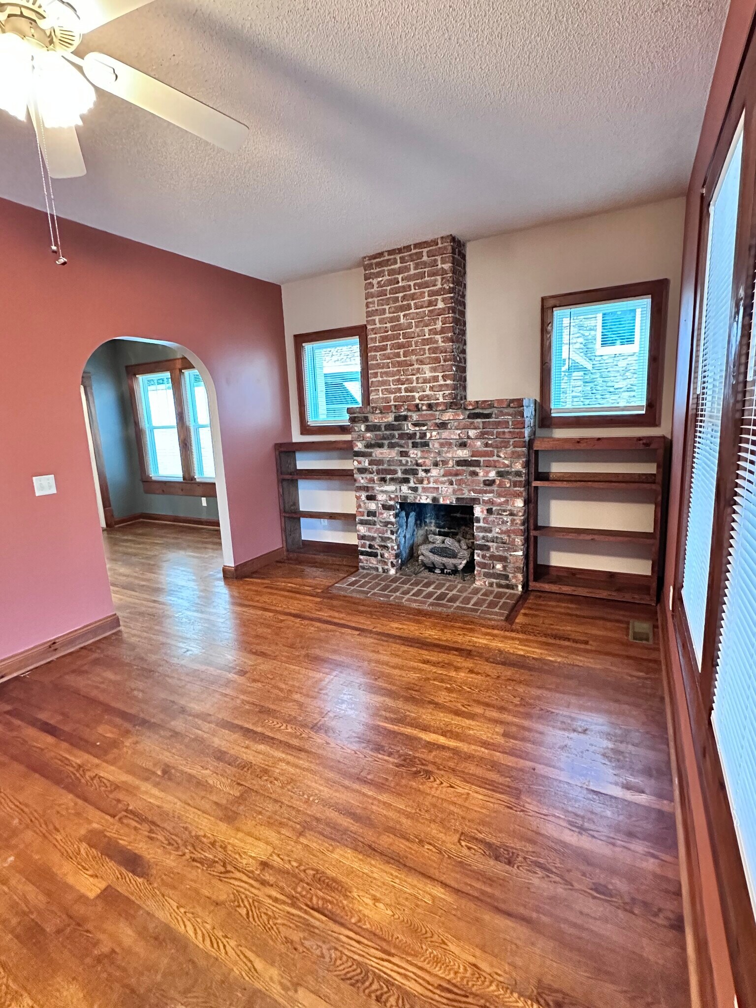 Building Photo - 923 E Hillcrest Dr