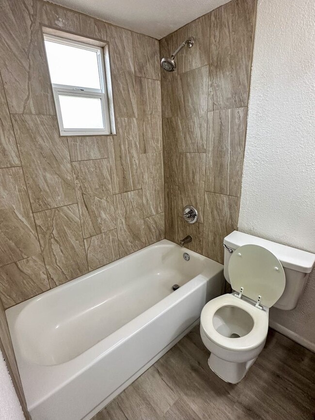 Building Photo - 1376 N Country Club Rd