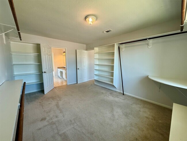 Building Photo - 6931 Echo Pines Dr