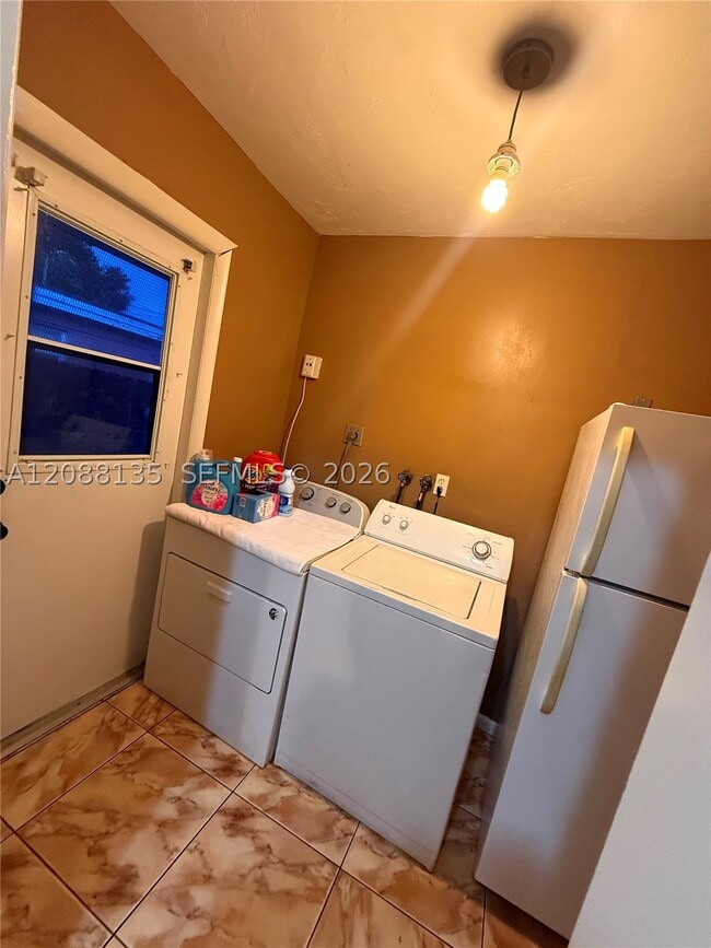 Building Photo - 5709 SW 36th Ct
