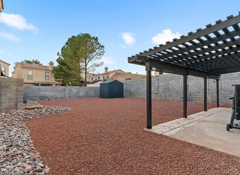 Backyard with storage shed - 2801 Willow Wind Ct