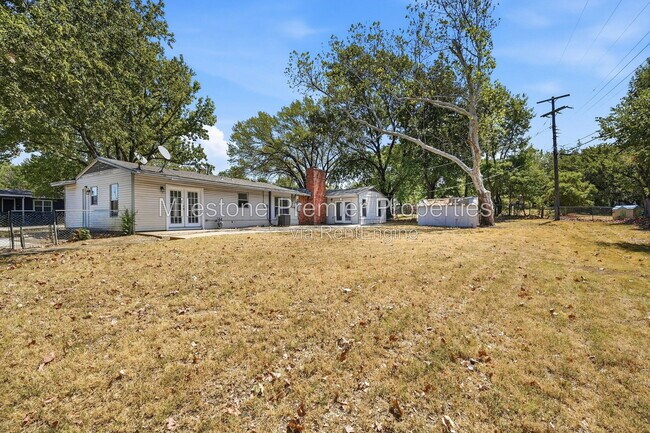 Building Photo - 13 MacArthur Dr