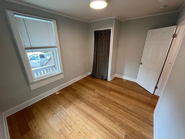 Building Photo - 1904 E 10th St