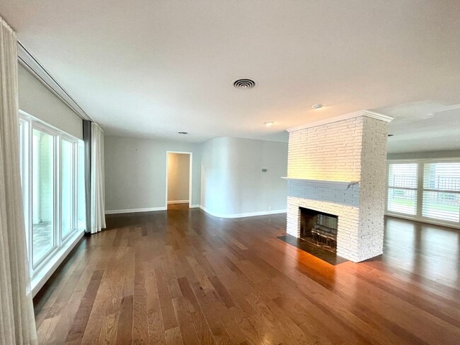 Building Photo - AVAIL IN AUGUST- Immaculate, 3/2 Home in M...