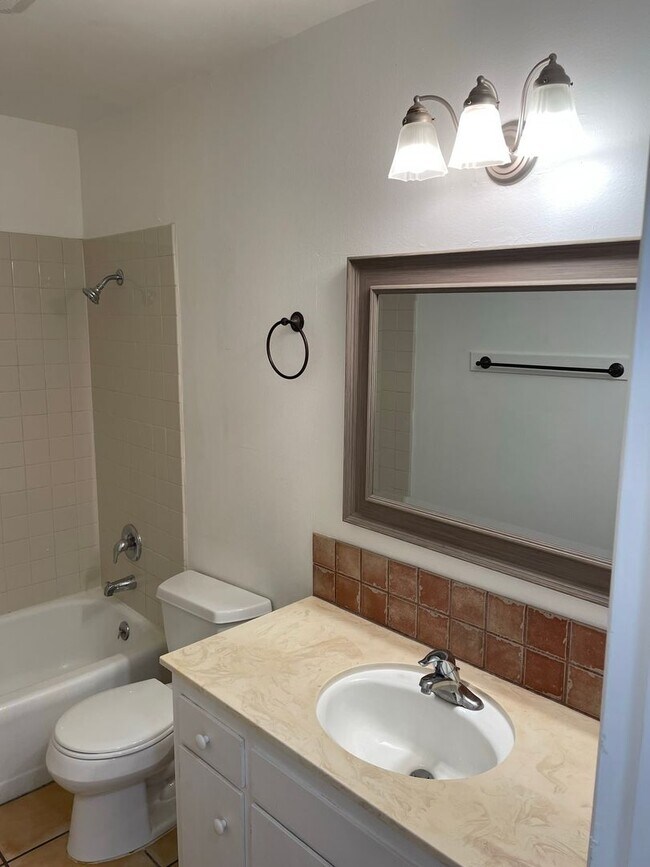 Building Photo - Bright 2 Bedroom Unit with Patio