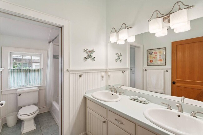 Building Photo - 695 Main St