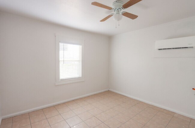 Building Photo - 2 Room 1 Bath Cottage with Huge Backyard