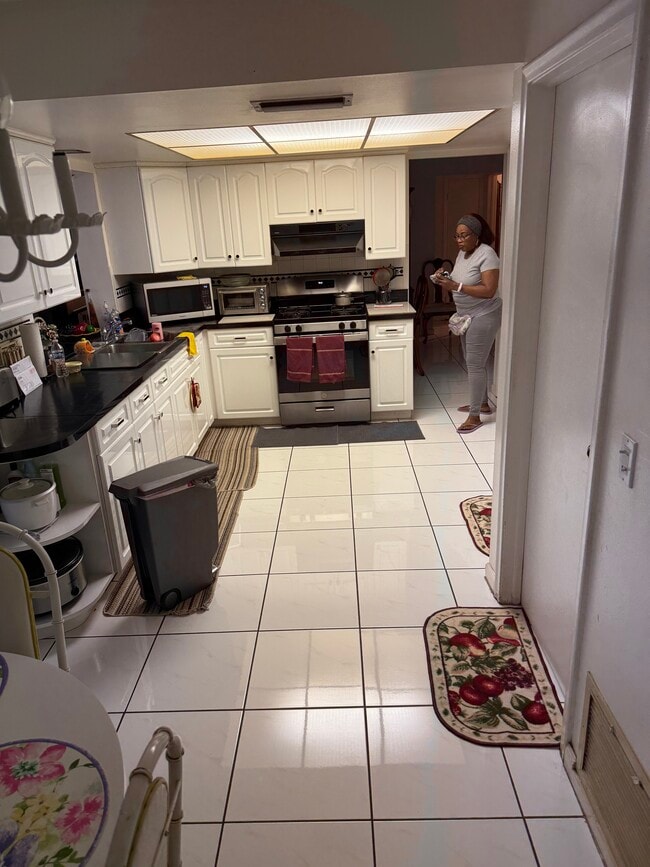 Building Photo - 9111 NW 25th Ct