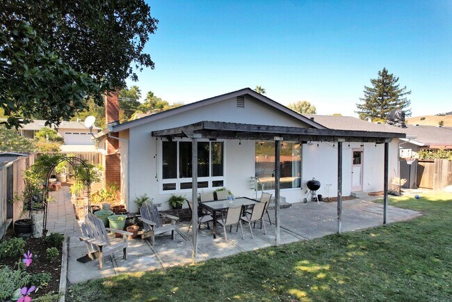 Building Photo - 595 Tanbark Terrace