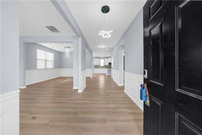 Building Photo - 5435 Mirror Lake Dr