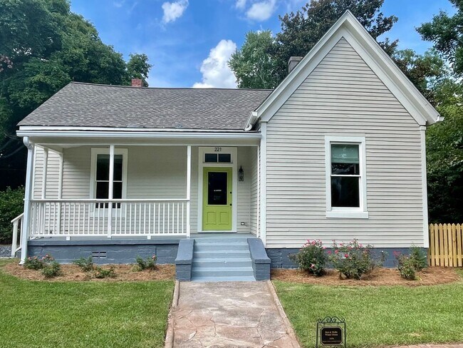 Building Photo - Beautifully restored cottage downtown Madsion