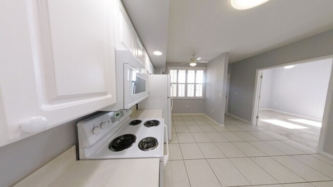 Building Photo - 1200 Country Club Dr