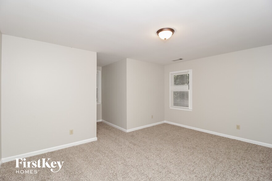 Building Photo - 4927 Castlewood Dr SW