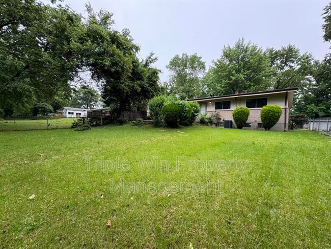 Building Photo - 10655 Hallwood Dr