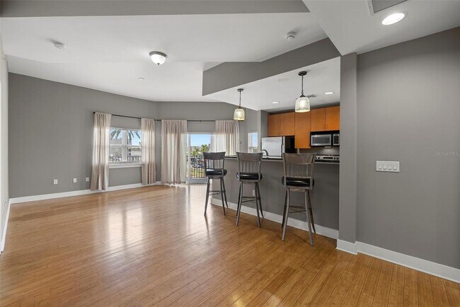 Building Photo - 1010 Central Ave N