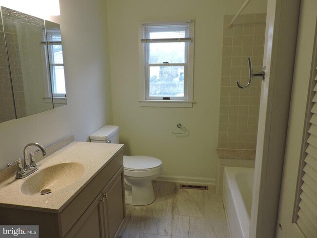 Building Photo - 115 S Bell Ave