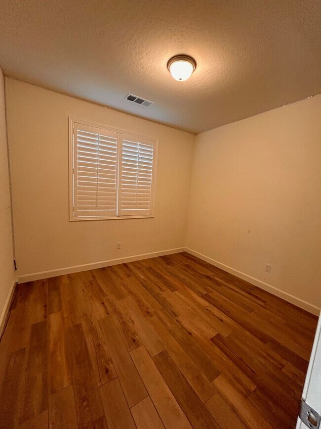 Building Photo - Beautiful home for rent in gated community in Visalia