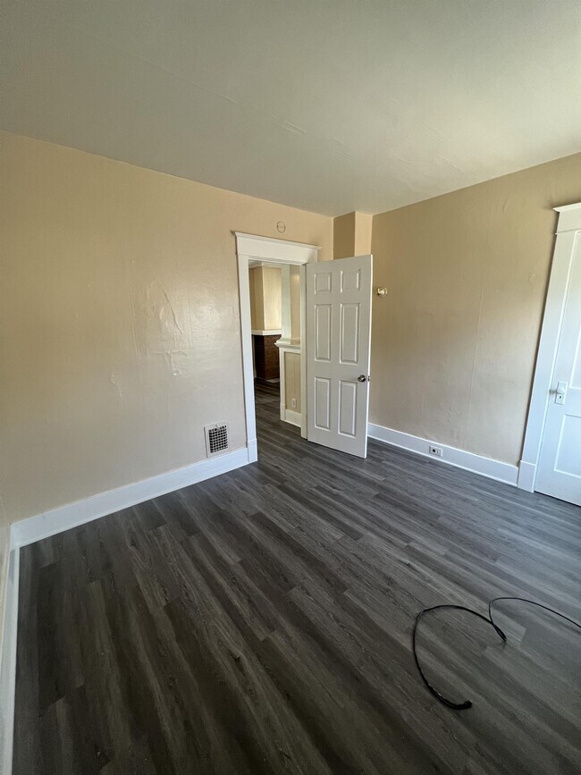 Building Photo - 310 Chelsea Pl