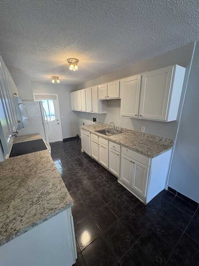 Building Photo - 539 E Rosewood Ln
