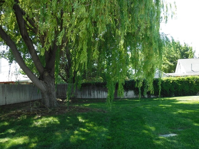 Building Photo - Adorable 2 bed 2 bath Town Home in a quiet...