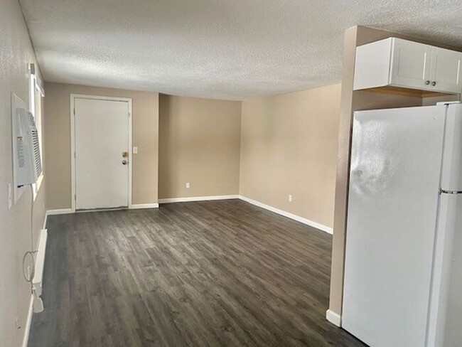 Building Photo - Beautifully Remodeled 2 Bedroom 1 Bath Apa...