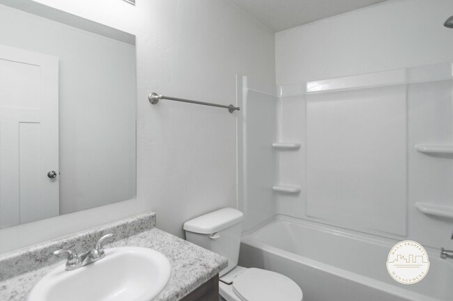 Building Photo - 674 W Meadow Dr