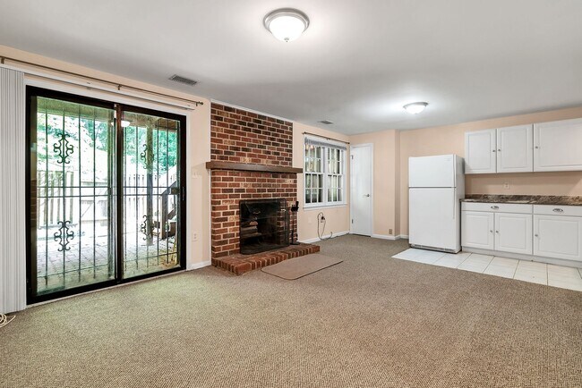 Building Photo - Very Charming 3 Bedroom And 2.5 Bathroom Townhouse With Private Deck In Country Creek