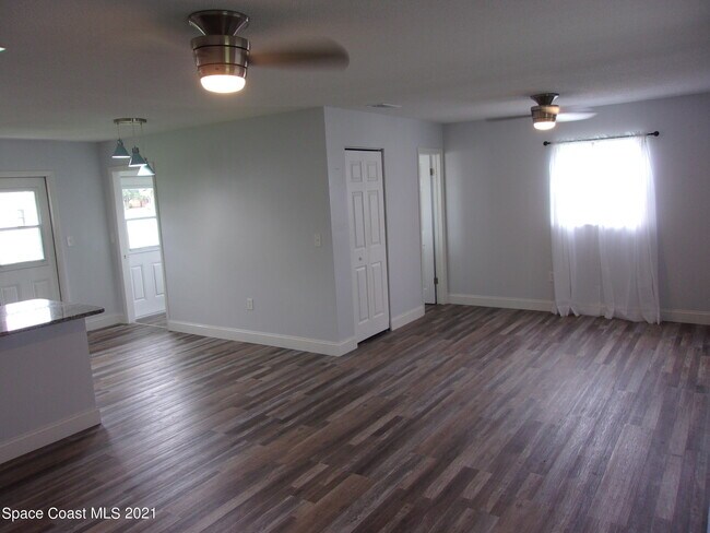 Building Photo - 1240 N Singleton Ave