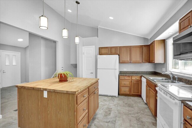 Building Photo - "Spacious 4-Bedroom Haven with 3 Full Baths in Aurora's Heart – 2068 Sq Ft of Comfort!"