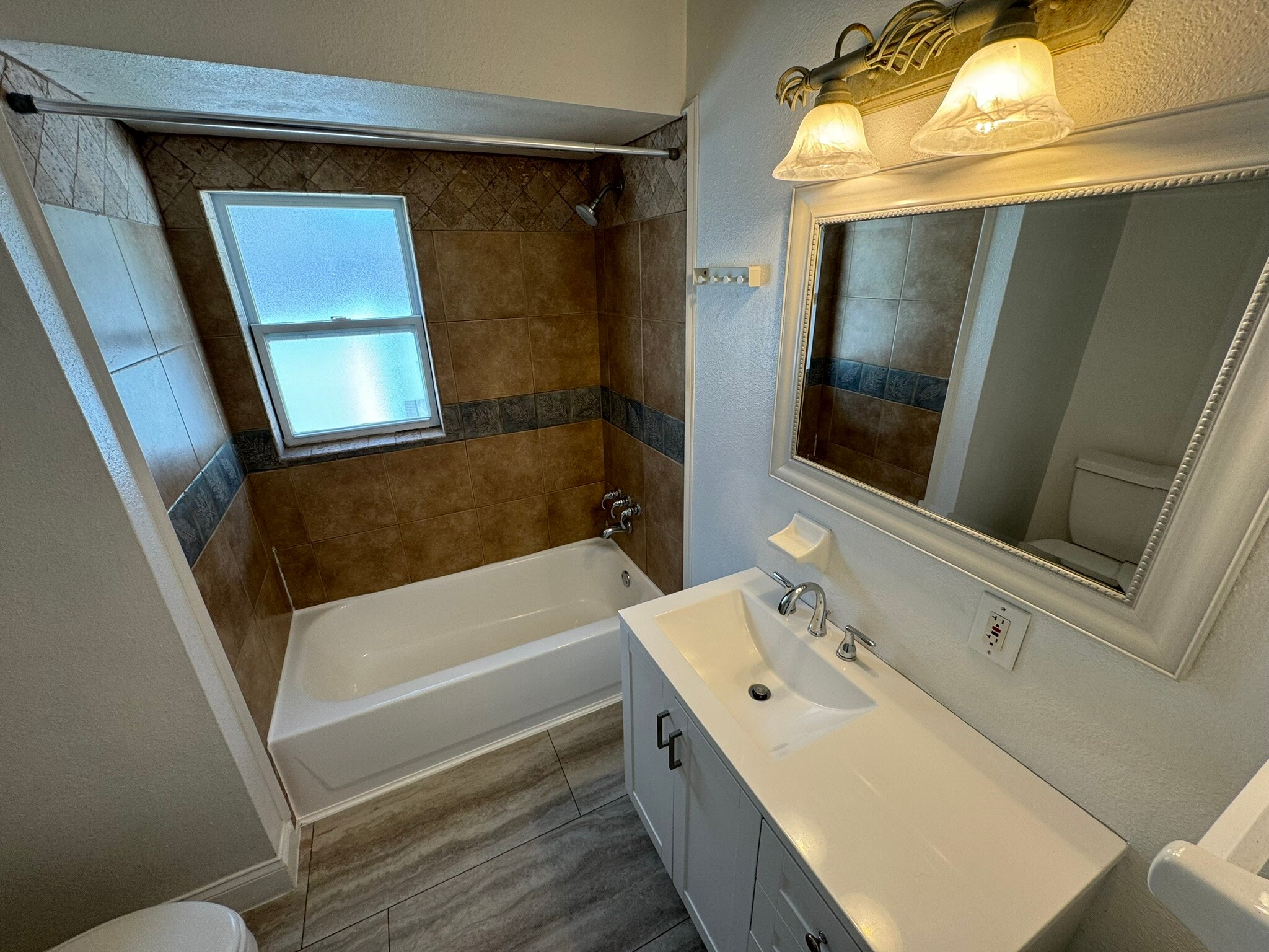 Building Photo - 212 W North Bay St