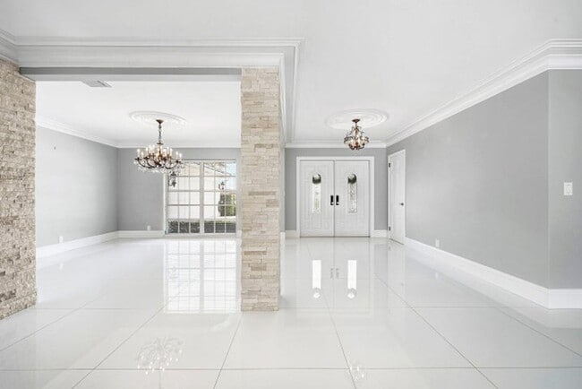 Building Photo - 417 N Country Club Dr