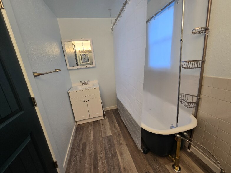 Building Photo - 1130 E 2nd St