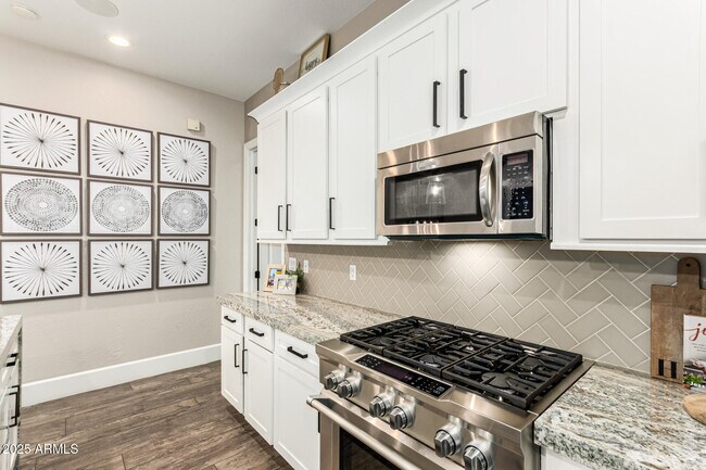 Building Photo - 9250 E Via De Vaquero Dr