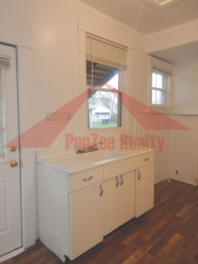 Building Photo - 137 S Harbine Ave