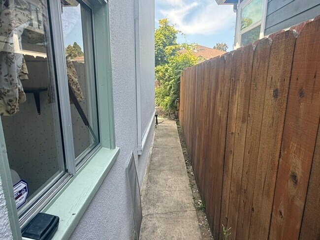 Building Photo - 3-Bedroom Single Family Home in Richmond Annex / El Cerrito Area