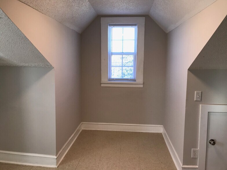 Dining Nook - 1219 Grace Ave