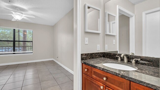 Building Photo - Charming 1BD/1BTH Ground Level Condo in St...