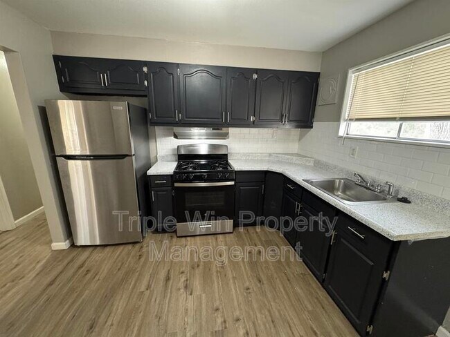 Building Photo - 227 Meadowcrest Dr