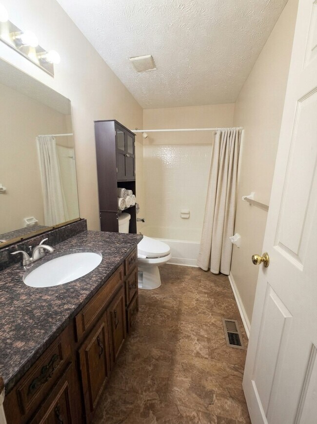Building Photo - 3920 E Meadow Dr