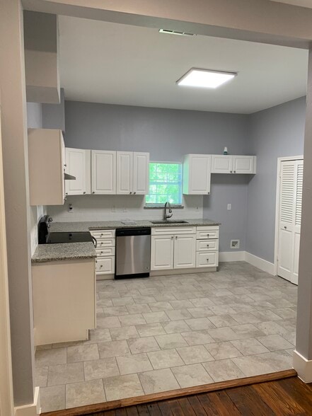 Building Photo - 519 E Evergreen St