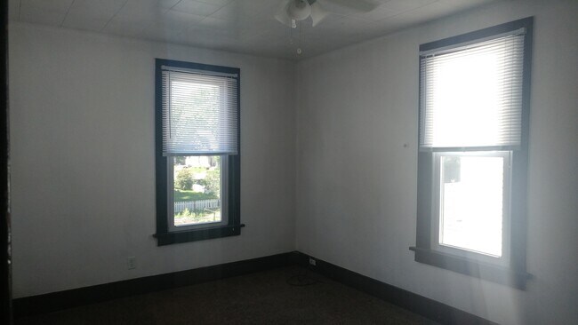 Building Photo - 2-Story House, 4Bed/2Bath washer/dryer hoo...