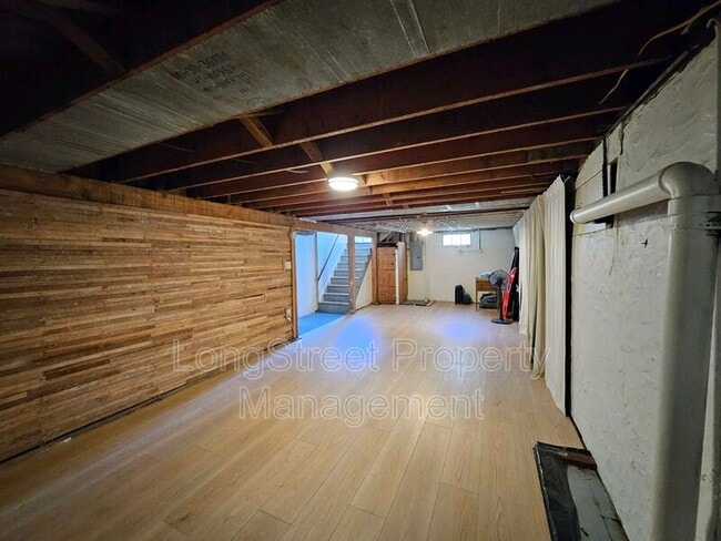 Building Photo - 224 N Russet St