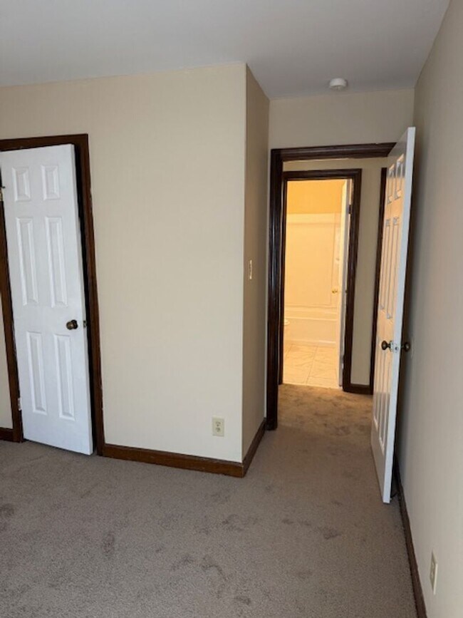 Building Photo - Three Bedroom 1.5 Bath Townhouse in Wester...