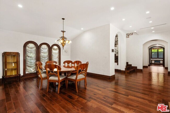 Building Photo - 2108 San Ysidro Dr