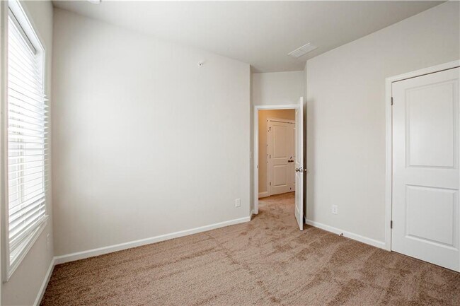 Building Photo - 1662 Mountain Top Ln SE