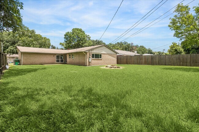 Building Photo - 5827 Southminster Dr