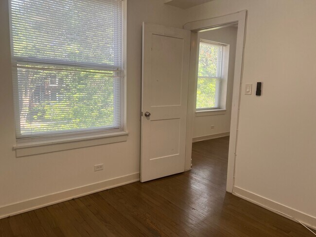 Building Photo - 7136 S Prairie Ave