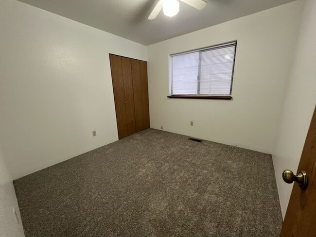 Building Photo - 3 bedroom/1.75 bath rambler style home! 1,...